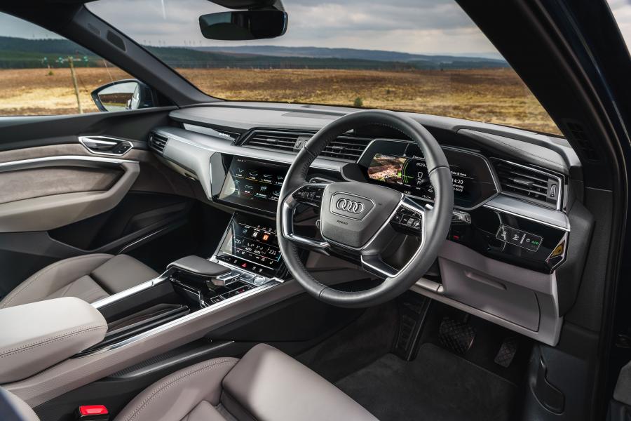 Интерьер Audi e-tron 55 Quattro 2019 года  (UK) (фото 22 из 40)